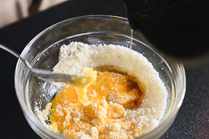 sbattere uova con pecorino e pepe