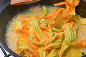aggiungere i fiori di zucca nel riso