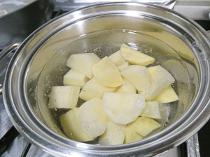 patate ricoperte dall'acqua in pentola