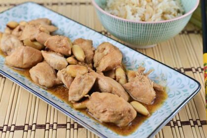 Pollo alle mandorle con riso basati pilaf