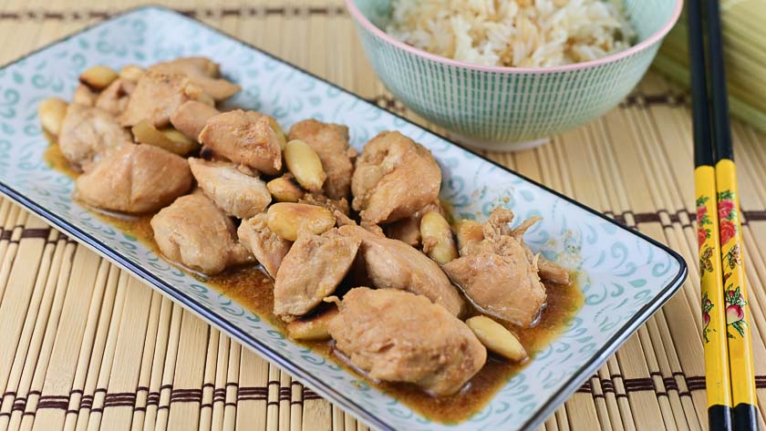 Pollo alle mandorle con riso basati pilaf