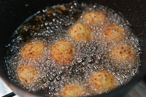 Polpette di baccalà e patate fritte