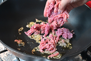 aggiungere la carne macinata allo scalogno soffritto