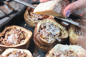 cospargere le melanzane con formaggio grattugiato