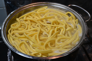 cuocere i pici (pasta della tradizione toscana)