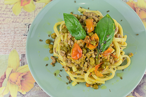 pasta con ragù estivo di pomodorini gialli