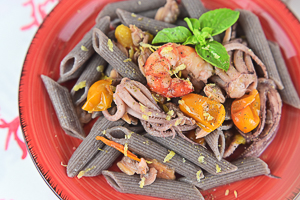 ricetta pasta di riso venere e pomodorini datterini con pesce