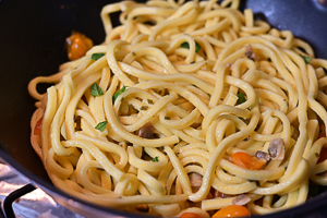 versare i pici su vongole e pomodorini