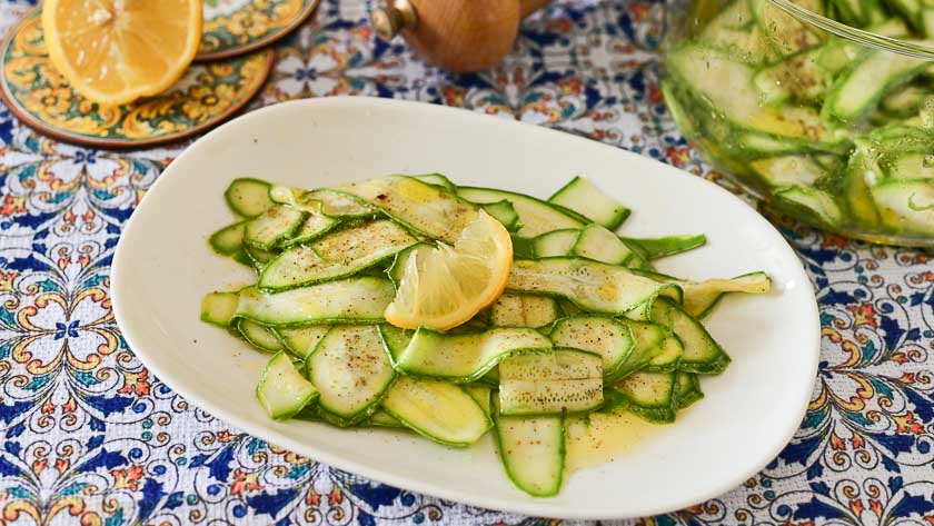 Carpaccio di zucchine marinate crude senza aceto