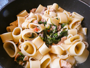 Ingredienti per Calamarata: rucola e tonno