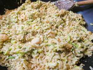 mantecare riso con panna vegetale, gamberetti e zucchine