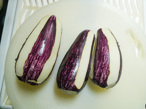 tagliare le melanzane striate