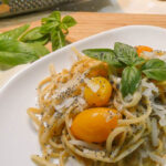 Linguine integrali con formaggio di capra, pomodorini gialli e semi di papavero
