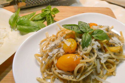 Linguine integrali con formaggio di capra, pomodorini gialli e semi di papavero
