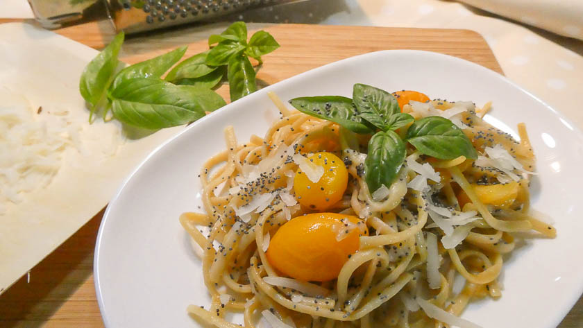 Linguine integrali con formaggio di capra, pomodorini gialli e semi di papavero