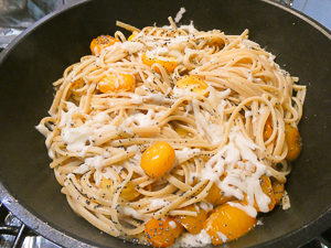 mantecare le linguine con formaggio di capra, pomodorini e semi di papavero