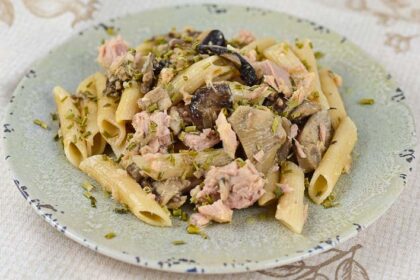 Pasta al farro con funghi e tonno