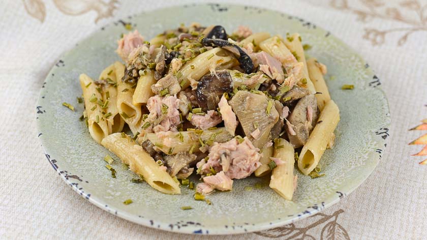 Pasta al farro con funghi e tonno