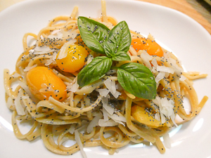 Pasta integrale con formaggio di capra, pomodorini gialli e semi di papavero