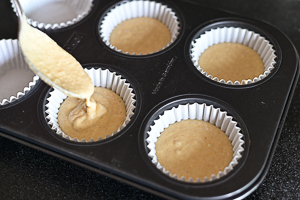 riempire i pirottini per cupcake