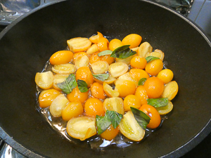 soffriggere i pomodorini in padella