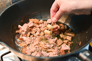 spicchi d'aglio infilzati per toglierli