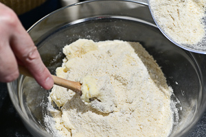 aggiungere la farina alla crema di burro