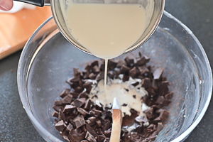 aggiungere la panna al cioccolato