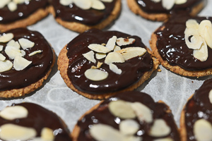 biscotti con cioccolato fuso e lamelle di mandorle