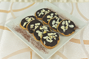 biscotti con glassa di cioccolato e mandorle