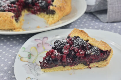 Crostata con cioccolato e frutti di bosco