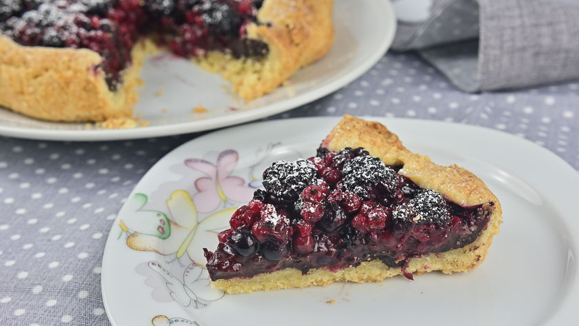 Crostata con cioccolato e frutti di bosco