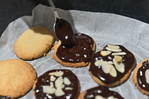 decorare biscotti con cioccolato e mandorle