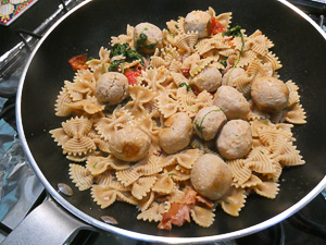 far saltare la pasta con il condimento di polpettine