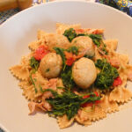 Farfalle (pasta integrale) con polpette e rucola