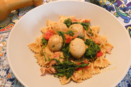 Farfalle (pasta integrale) con polpette e rucola