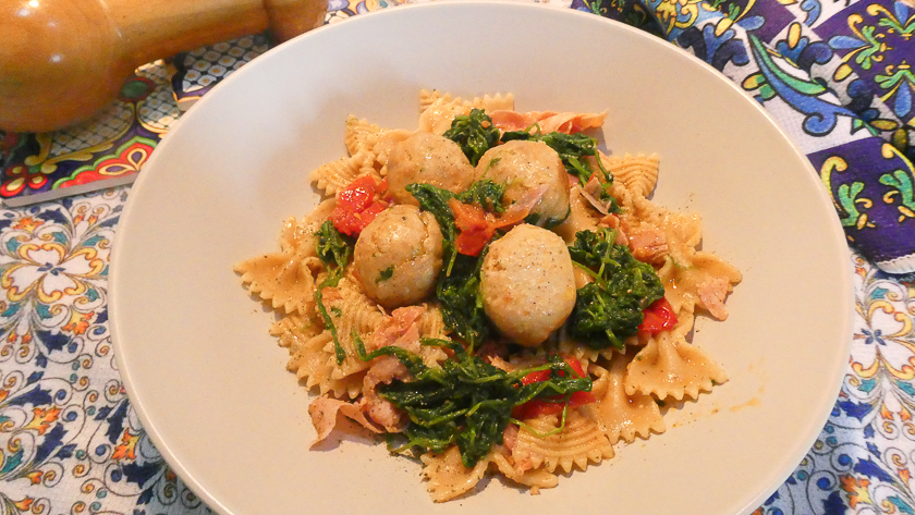 Farfalle (pasta integrale) con polpette e rucola