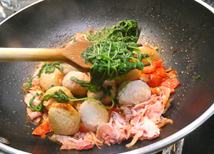 unire la rucola alle polpettine