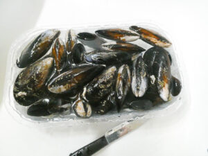 lavare e pulire le cozze