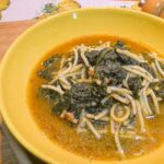 Minestra di cavolo nero con spaghetti spezzati in brodo