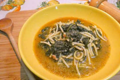 Minestra di cavolo nero con spaghetti spezzati in brodo