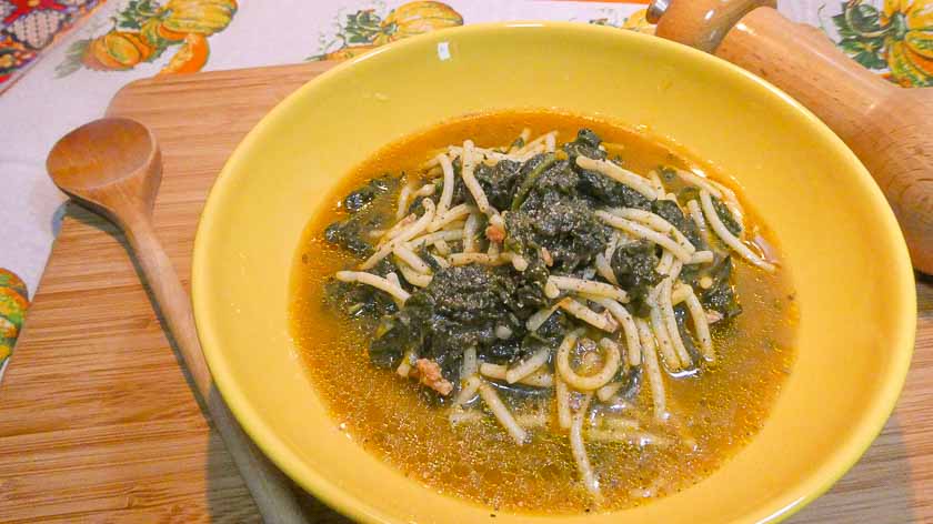 Minestra di cavolo nero con spaghetti spezzati in brodo