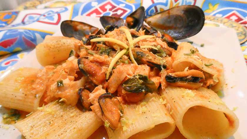 Paccheri con cozze e salmone fresco