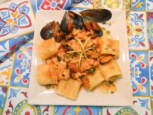 Pasta con salmone e cozze