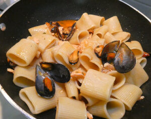 saltare la pasta con salmone e cozze