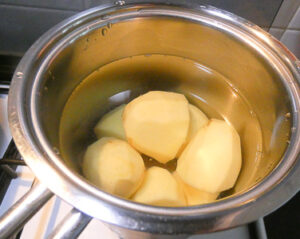 sbucciare e lessare le patate