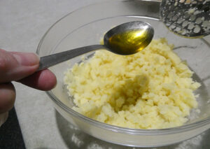 schiacciare le patate a purea con olio e curcuma