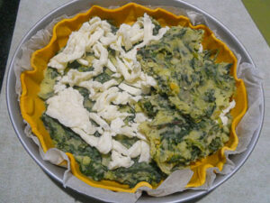 unire bietola e patate sulla pasta base