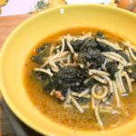 Minestra di cavolo nero con spaghetti spezzati in brodo