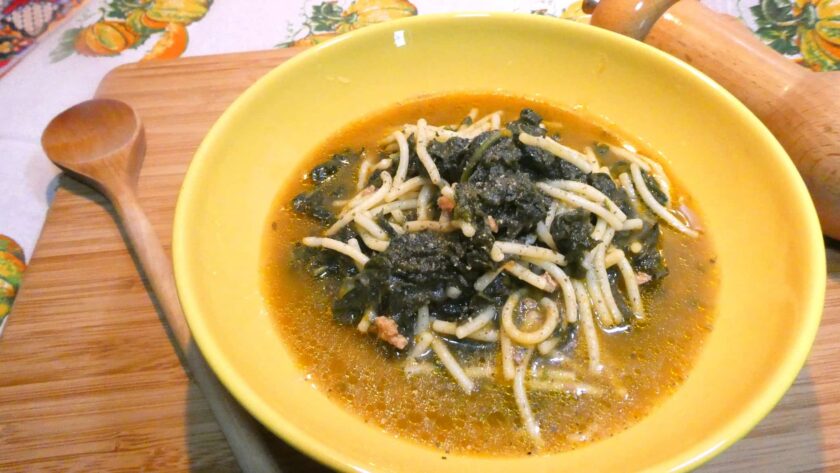 Minestra di cavolo nero con spaghetti spezzati in brodo